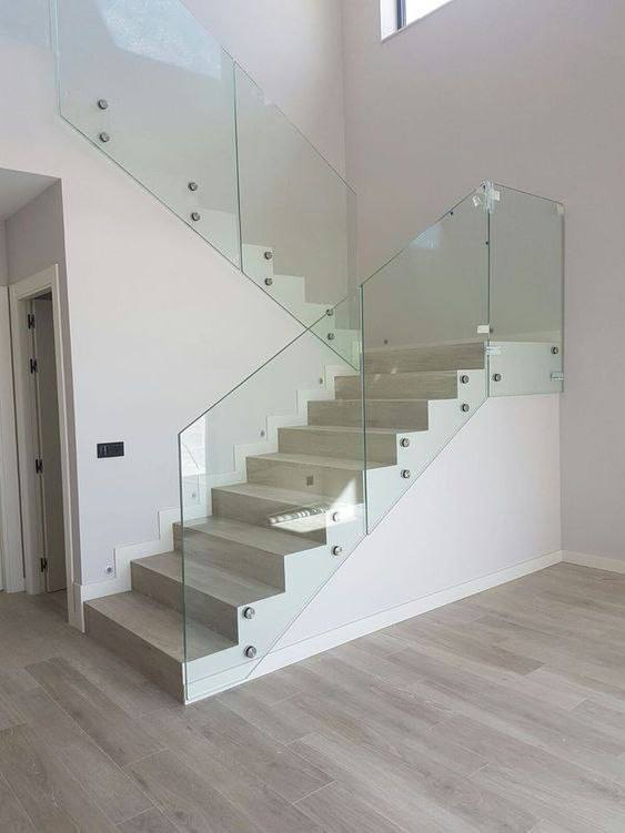 Sleek Modern Staircase Glass Safety Barrier
